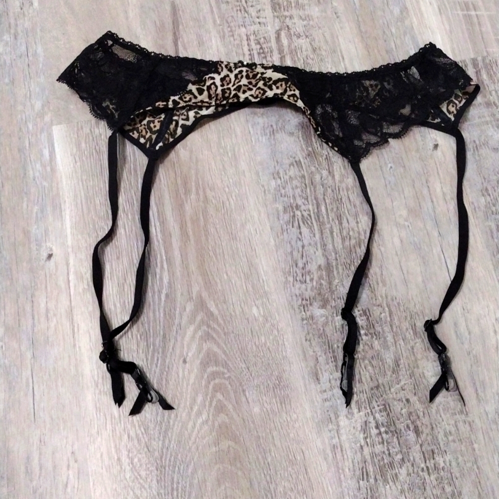 Victoria's Secret M/L Garter in Leopard